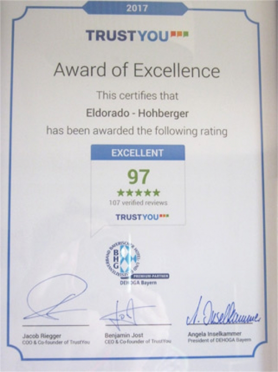 Aufgrund Ihrer positiven Bewertungen wurden wir und unser Haus von der DeHoGa und TrustYou mit dem „Award of Excellence“ ausgezeichnet. Es freut uns sehr, dass Sie sich bei uns wohlfühlen und uns zu 100 % weiterempfehlen.